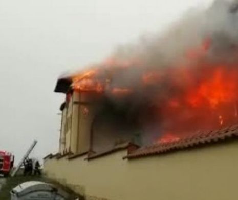Mânăstire în flăcări! Peste 40 de pompieri se luptă să stingă focul