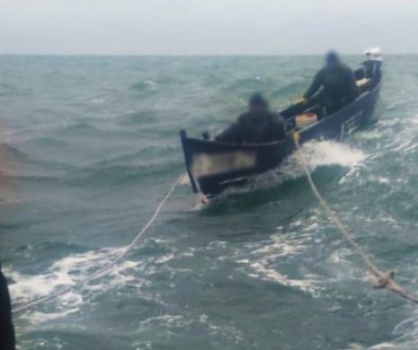Pescari, salvați din furtună, de Garda de Coastă, după o defecțiune la motorul bărcii