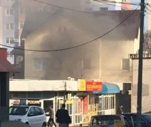 Pompierii în alertă. Incendiu la o terasă, dintre blocuri, din Constanța