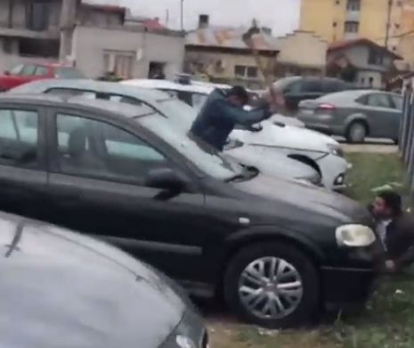 Șocant. Un bărbat din Giurgiu a fost lovit cu toporul în plină stradă. Au intervenit mascații. O persoană a murit. VIDEO