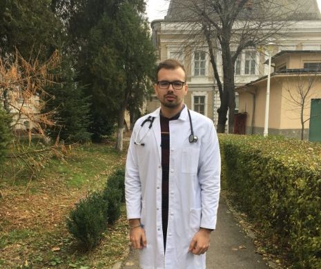 Un student la medicină le predă elevilor dorința de a deveni doctori