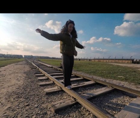 Vizitatorii muzeului Auschwitz, rugați să nu mai facă echilibristică pe șine