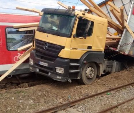 Accident feroviar, cu 5 victime, în Cluj. Tir lovit de un tren