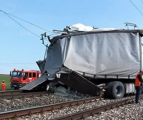 Accident feroviar grav în Ialomița. Un tren marfar s-a ciocnit cu un autotren. FOTO