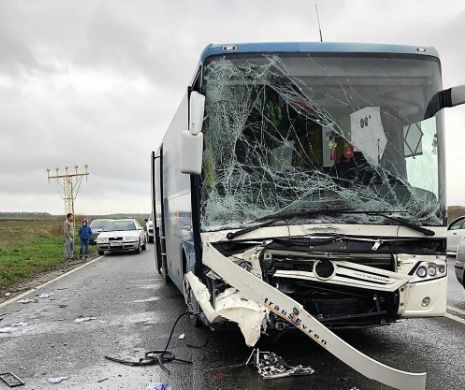 Accident grav, cu cinci victime, la Mihail Kogălniceanu. Coliziune autobuz-autoturism