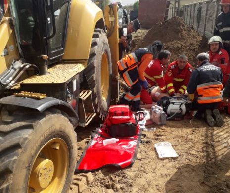 Alertă ISU. Muncitori îngropați de vii sub un mal de pământ