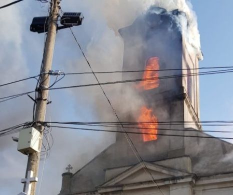 Biserica din Șuștra a luat foc înaintea slujbei duminicale I VIDEO - FOTO