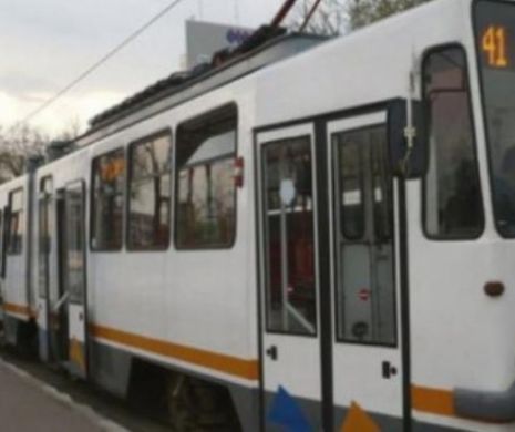 Breaking News. Cea mai circulată linie de tramvai din Capitală, blocată complet. Accident grav