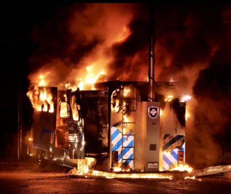 Imagini apocaliptice cu trenul groazei. Acesta a deraiat și a luat foc. Mai multe persoane au fost evacuate