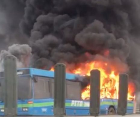Imagini apocaliptice pe A1: un autobuz a ars cu flăcări mari - video