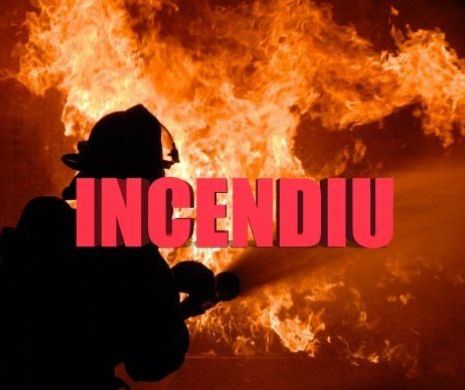 Incendiu de proporții la un bloc din Buzău. Polițiștii au găsit un cadavru