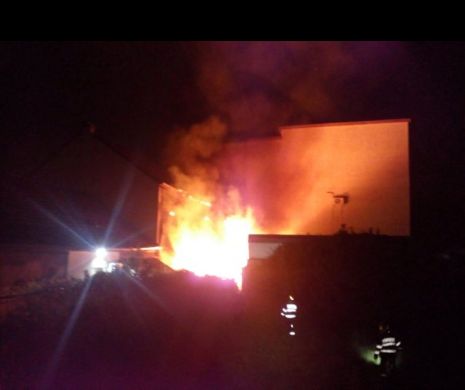 Incendiu devastator la Timișoara: au ars locuințe și birouri, zeci de persoane au fugit îngrozite