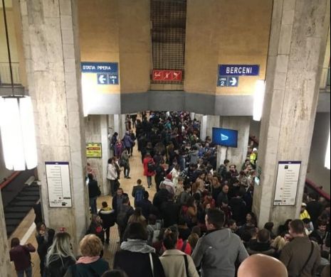 Infernul de la metrou. Sute de persoane au umplut până la refuz staţiile. Trenuri oprite în stații și în tuneluri