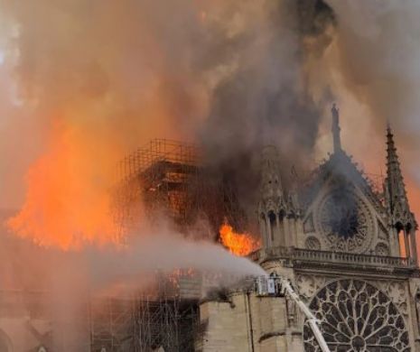 Infernul de la Notre Dame, pornit de la o țigară nestinsă? Compania care se ocupa de renovări a făcut lumină în acest caz