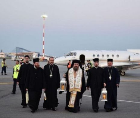 Lumina sfântă a fost adusă la Bucureşti. Patriarhul Daniel o va oferi credincioșilor, la slujba de Înviere