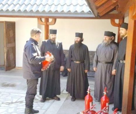 Măsuri IGSU în biserici: pompierii instruiesc preoții cum să îi salveze pe enoriași