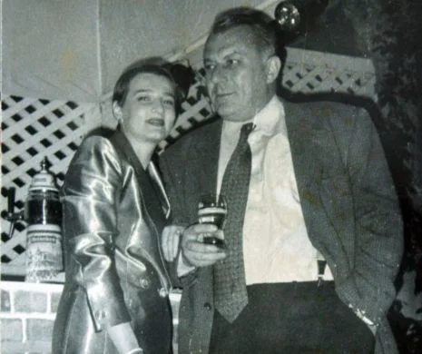 Mihai Cârciog, primul patron al EVZ, în club cu Monica, soția jurnalistului Cornel Nistorescu. Povestea unei fotografii