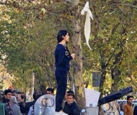 Pedeapsa incredibilă dată de justiția din Iran. O femeie care a refuzat să poarte voalul islamic a fost condamnată la un an de închisoare