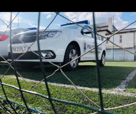 Poliția locală a ocupat un teren de sport pentru copii ca să își facă parcare