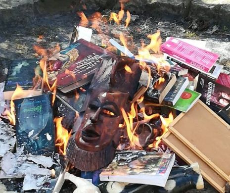 Preoții catolici din Polonia au ars cărțile „Harry Potter” şi „Twilight” şi îndeamnă lumea să distrugă duşmanii lui Dumnezeu. Foto în articol