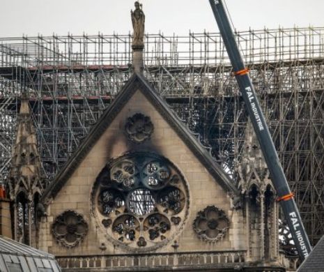 Românii au început să vândă pe internet cenușa de la catedrala Notre-Dame din Paris. Ce prețuri cer