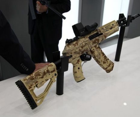 Rusia introduce în dotarea armatei noi modele de arme asalt Kalașnikov