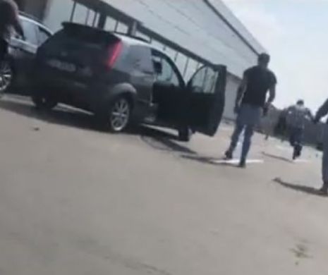 Scandal în Balș. Bătaie sălbatică cu săbii, bâte și lopeți în parcarea unui hipermarket. VIDEO