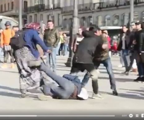Scandal monstru în centrul Madridului. Mai multe persoane de etnie romă s-au luat la bătaie. Poliția a intervenit în forță. VIDEO