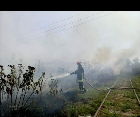 Trafic feroviar blocat  în centrul țării. Incendiu lângă șinele de cale ferată