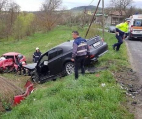 Tragedie în județul Cluj. Două mașini s-au ciocnit și au zburat efectiv de pe șosea