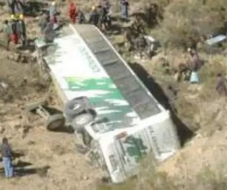 Tragedie pe șosea! Autobuz căzut în râpă. 25 de morți și 24 de răniți