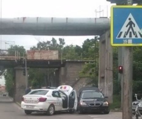 Accident cu mașina de Poliție. Doi polițiști duși la spital