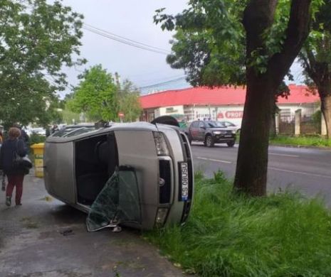 Accident spectaculos la Timișoara. O mașină a ajuns cu roțile în aer