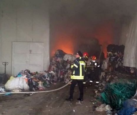 Alertă de poluare la Chișcădaga, arde depozitul unei fabrici de ciment