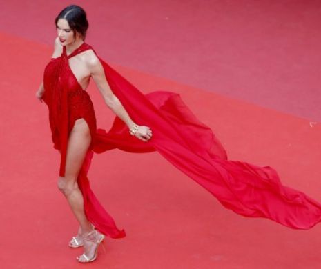 Alessandra Ambrosio a transformat covorul roşu de la Cannes într-un show  de modă Victoria’s Secret. Foto spectaculoase în articol