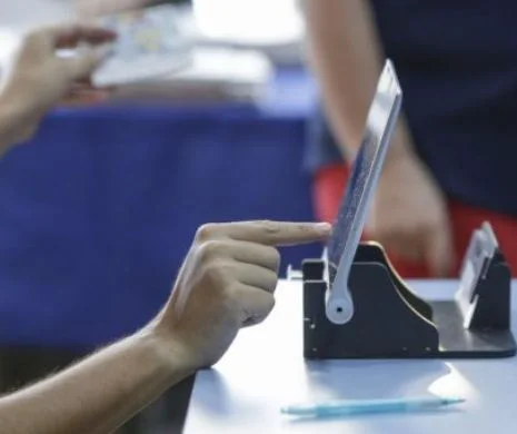 Avertisment! Operatorii de tablete din secţiile de votare insistă ca cetățenii să voteze și la Referendum