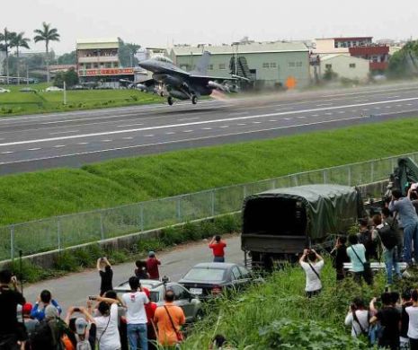 Avioanele de vânătoare au aterizat pe autostradă. Taiwanul a simulat o invazie a insulei de către China