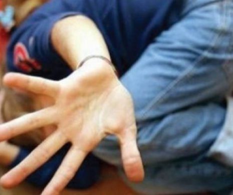 Cinci români condamnați că au violat o adolescentă în Marea Britanie. Ei au filmat toate scenele de coșmar