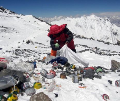 Descoperire șocantă pe cel mai înalt munte al planetei. Patru cadavre și 10 tone de gunoi au fost strânse de pe Everest