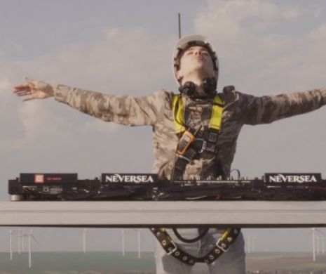 EXPERIENTA in premiera la nivel mondial: Primul DJ care mixeaza de pe o turbina eoliana, la 100 metri inaltime (P)