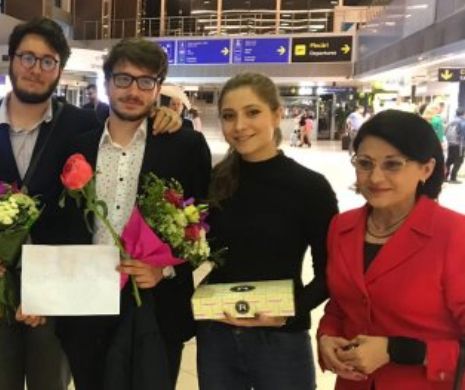 Olimpicii României s-au întors acasă. Ecaterina Andronescu i-a întâmpinat pe aeroport