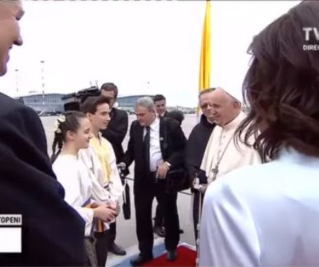 Papa Francisc în România | Cine sunt cei doi copii care i-au oferit flori Suveranului Pontif