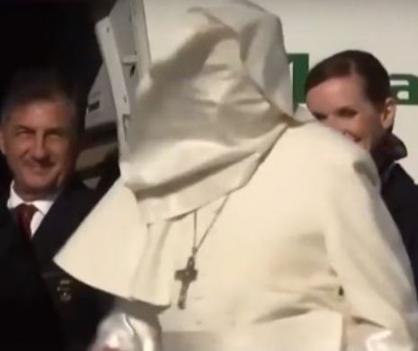 Papa Francisc în România | Moment amuzant la urcarea în avion (FOTO)