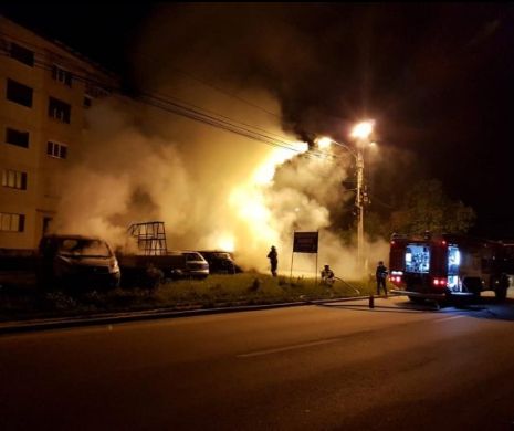 Patru mașini incendiate la Curtea de Argeș. Un piroman umblă liber ...