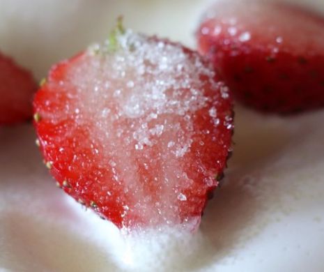 Pericol imens! Ce riscați atunci când consumați căpșuni cu zahăr