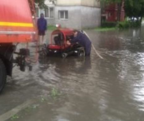 Ploi torenţiale în Bucureşti. Zeci de pompieri intervin în zonele inundate cu motopompe pentru a scoate apa din casele oamenilor