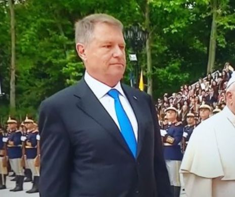 Primirea Papei de către Carmen și Klaus Iohannis, plină de gesturi stângace din partea primei doamne!