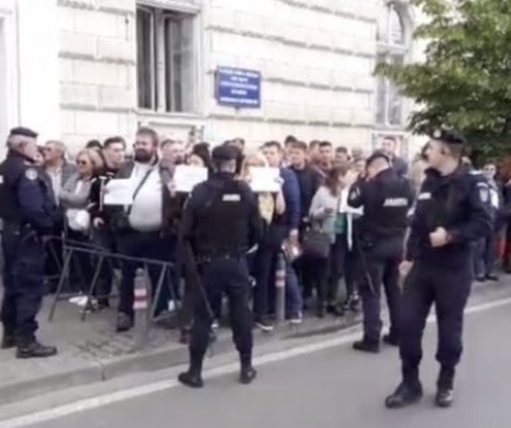 Protest la vizita premierului, la Arad: ”Orice om îi este teamă de Ardeal”
