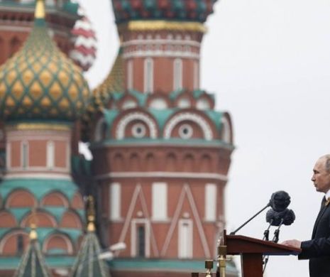 Putin la parada militară din Piața Roșie: Unele țări distorsionează deliberat evenimentele războiului și fac idoli din cei care are au uitat de onoarea și demnitatea lor umană și au servit naziștilor
