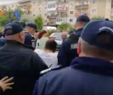 Regia protestului din 10 august se repetă. Jandarmii i-au băgat în dube pe oamenii care îl așteptau cu bannere pe Liviu Dragnea la Topoloveni. Video